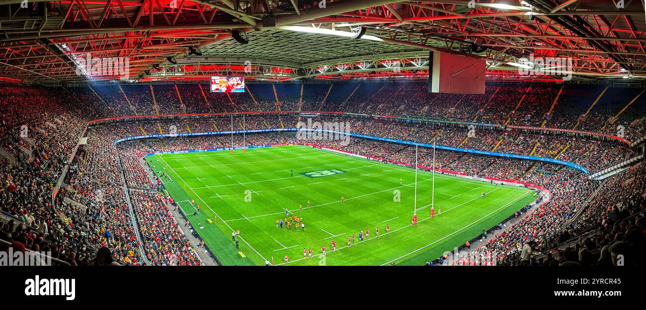 Cardiff, Galles, Regno Unito - 17 novembre 2024: Vista panoramica di una partita internazionale di rugby giocata sotto il tetto chiuso del Principato Stadium della città Foto Stock