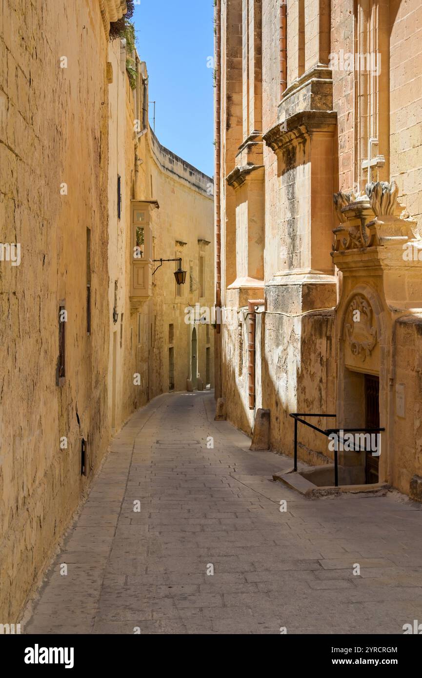Mdina, Malta - 4 agosto 2023: Una delle stradine della città vecchia di Mdina Foto Stock