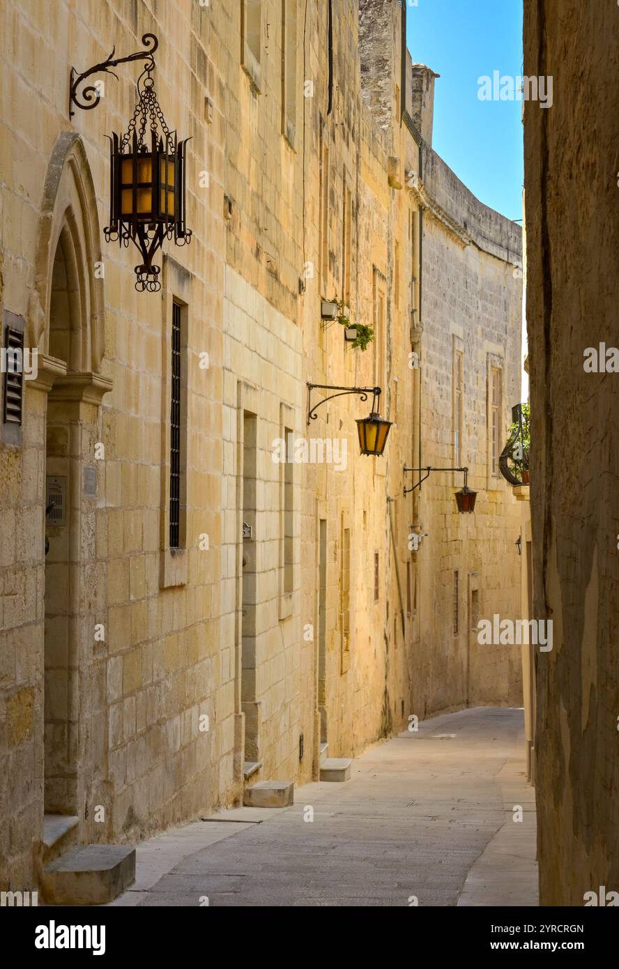 Mdina, Malta - 4 agosto 2023: Una delle stradine della città vecchia di Mdina Foto Stock