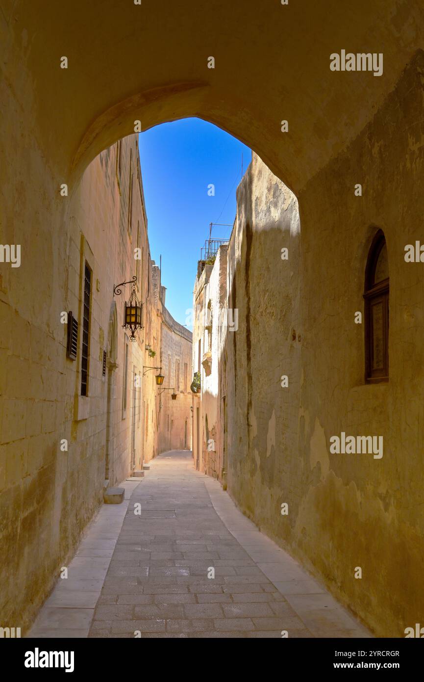 Mdina, Malta - 4 agosto 2023: Una delle stradine della città vecchia di Mdina Foto Stock
