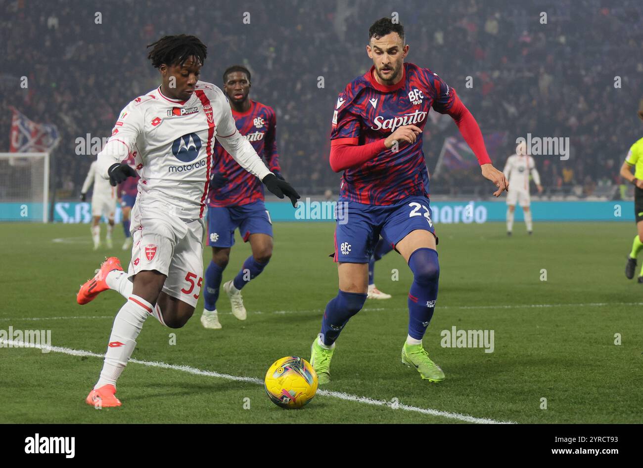 Bologna, Italia. 3 dicembre 2024. Kevin Martins di Monza combatte per il pallone con il bolognese Charalampos Lykogiannis 1durante il round del 16 Frecciarossa Italian Cup 2024/2025 partita tra Bologna f.c. e Monza allo Stadio Renato Dall'Ara di Bologna, Italia settentrionale, martedì 03 dicembre, 2024. sport - calcio - (foto Michele Nucci credito: LaPresse/Alamy Live News Foto Stock