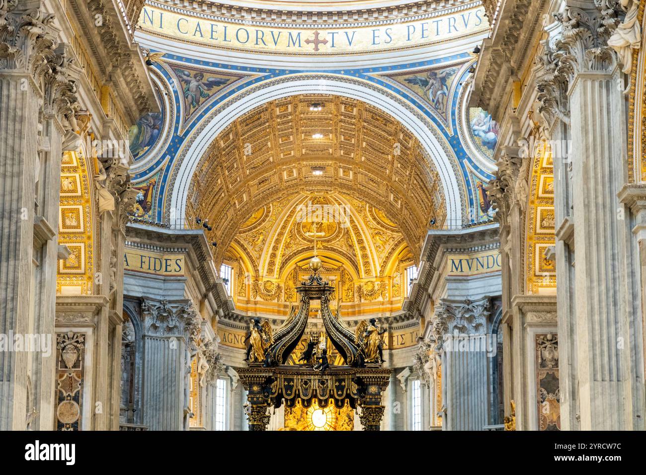 All'interno della Basilica di San Pietro, con la sua cupola dorata e il maestoso Baldacchino del Bernini nella città del Vaticano Foto Stock