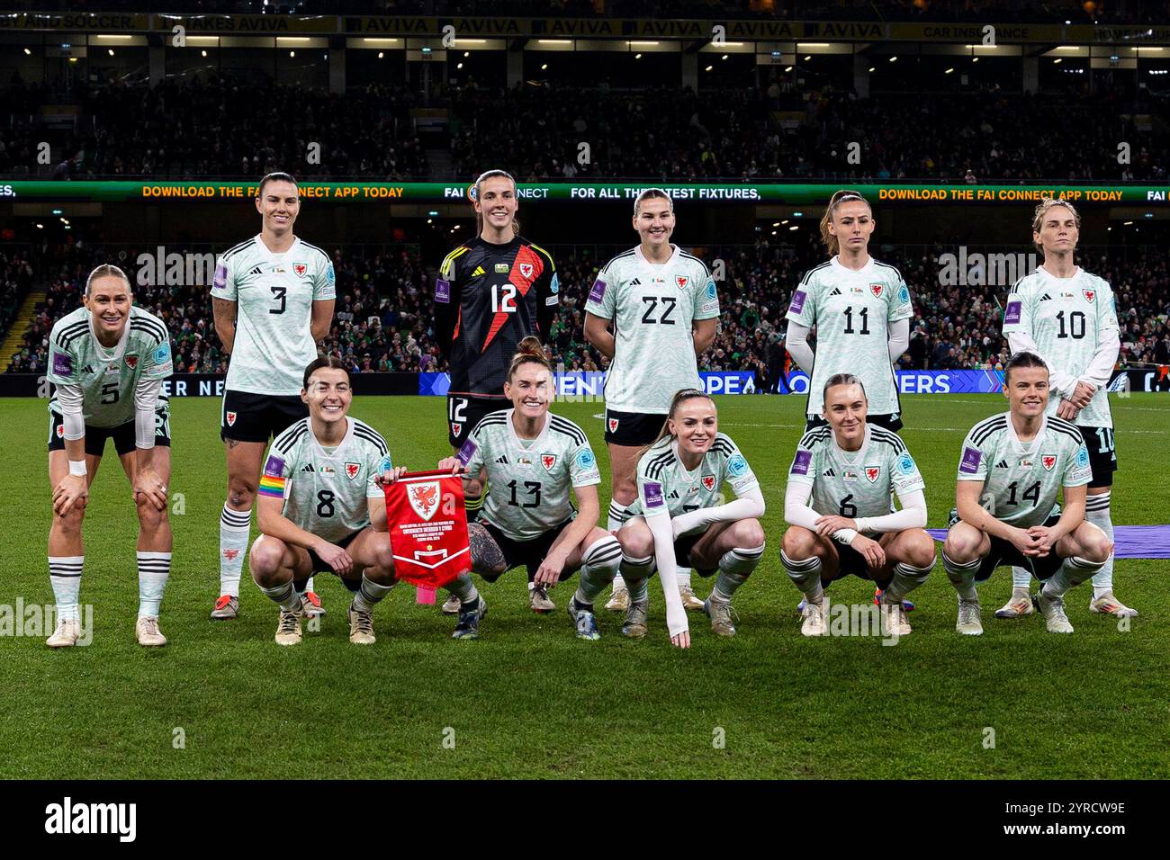 Dublino, Repubblica d'Irlanda. 3 dicembre 2024. Foto della squadra gallese prima del calcio d'inizio. Repubblica d'Irlanda contro Galles nella finale di qualificazione europea femminile UEFA allo stadio Aviva il 3 dicembre 2024. Crediti: Lewis Mitchell/Alamy Live News Foto Stock