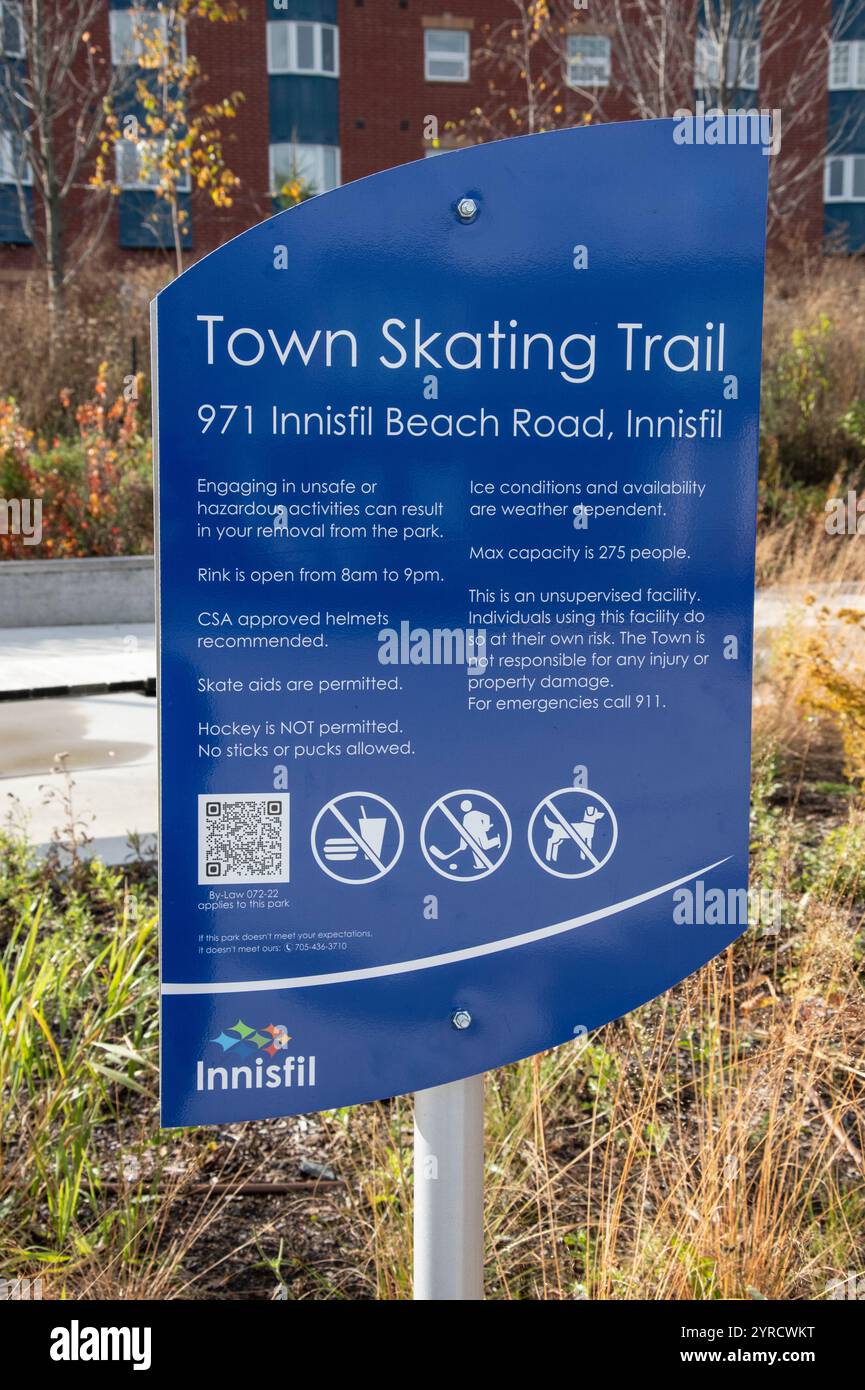 Cartello con la pista da pattinaggio al parco Town Square sulla Innisfil Beach Road a Innisfil, Ontario, Canada Foto Stock