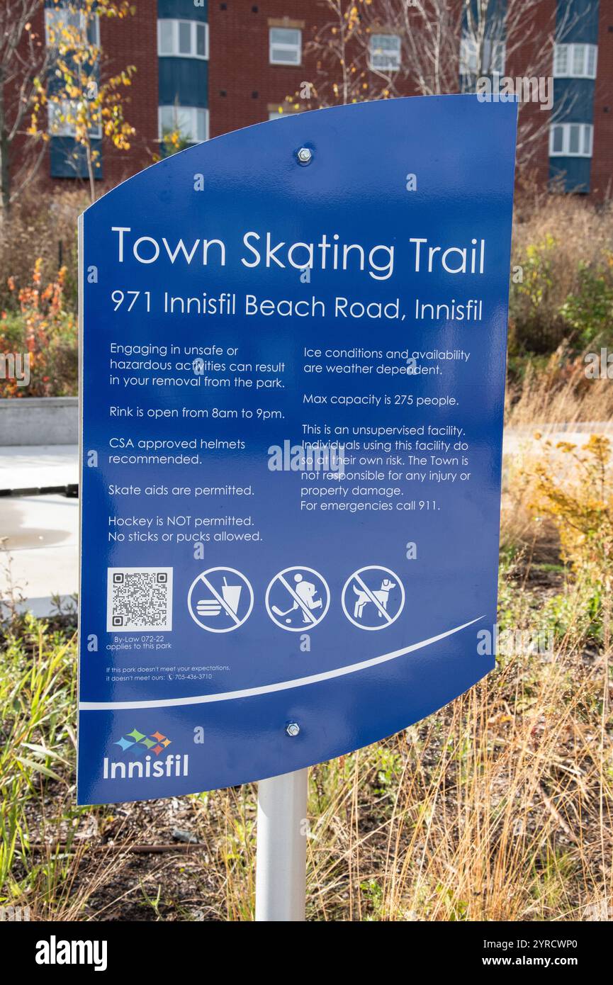 Cartello con la pista da pattinaggio al parco Town Square sulla Innisfil Beach Road a Innisfil, Ontario, Canada Foto Stock