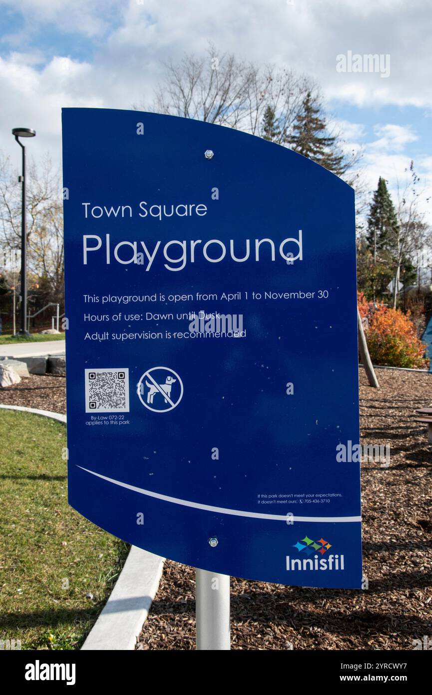 Cartello per il parco giochi al Town Square Park in Innisfil Beach Road a Innisfil, Ontario, Canada Foto Stock
