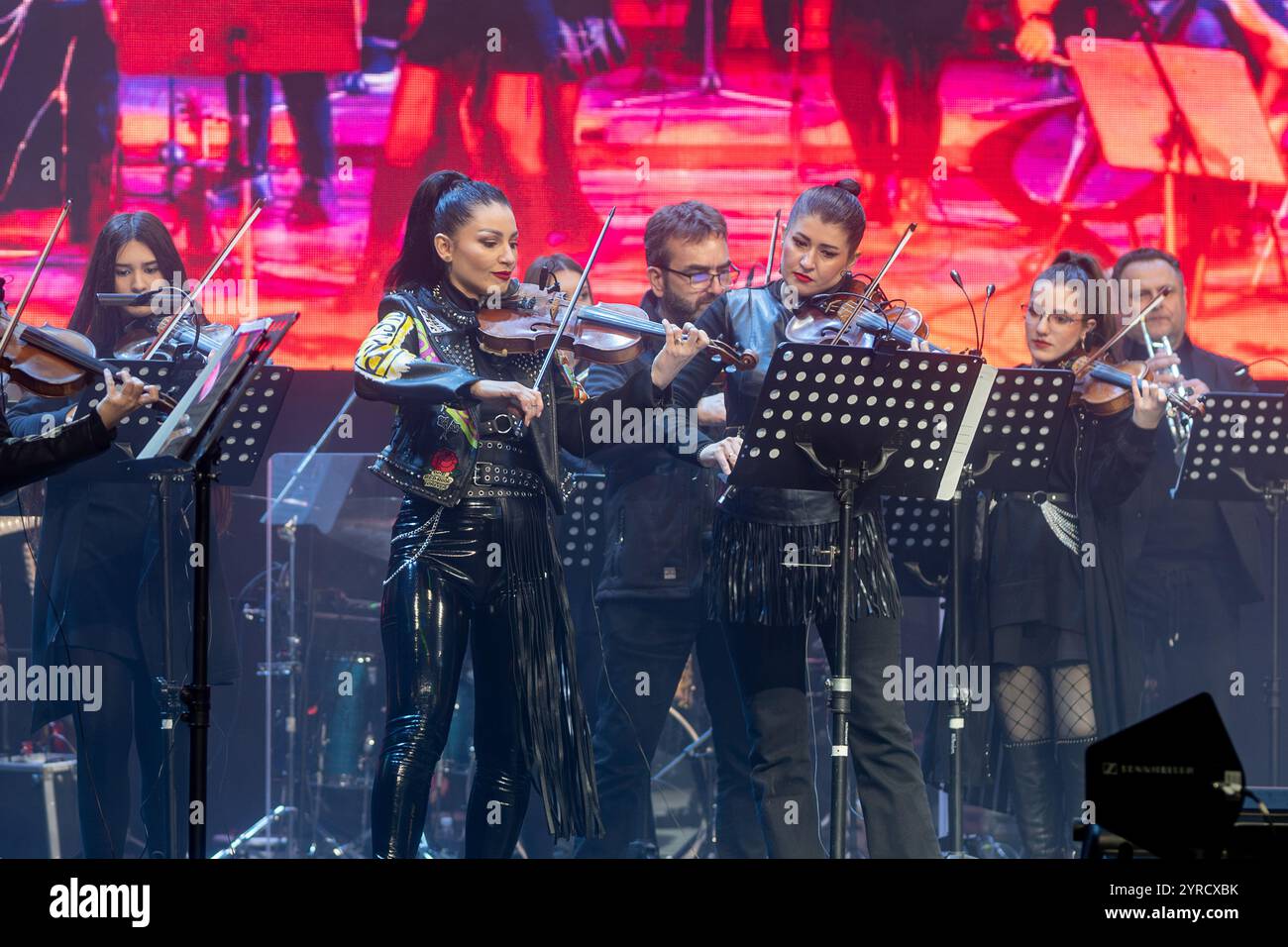 Dal 1° dicembre al 2024 - Bucarest Romania - Concerto d'archi con tema rock in cui gli strumentisti sono vestiti secondo il tema musicale. Foto Stock