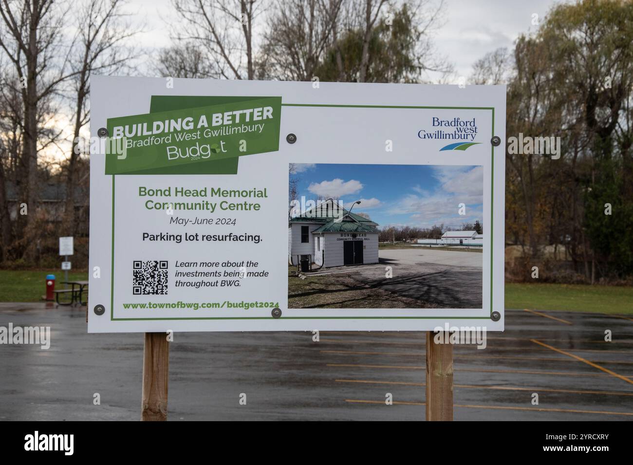 Costruire un cartello migliore presso la sala commemorativa della comunità sulla 27 a Bond Head, Ontario, Canada Foto Stock