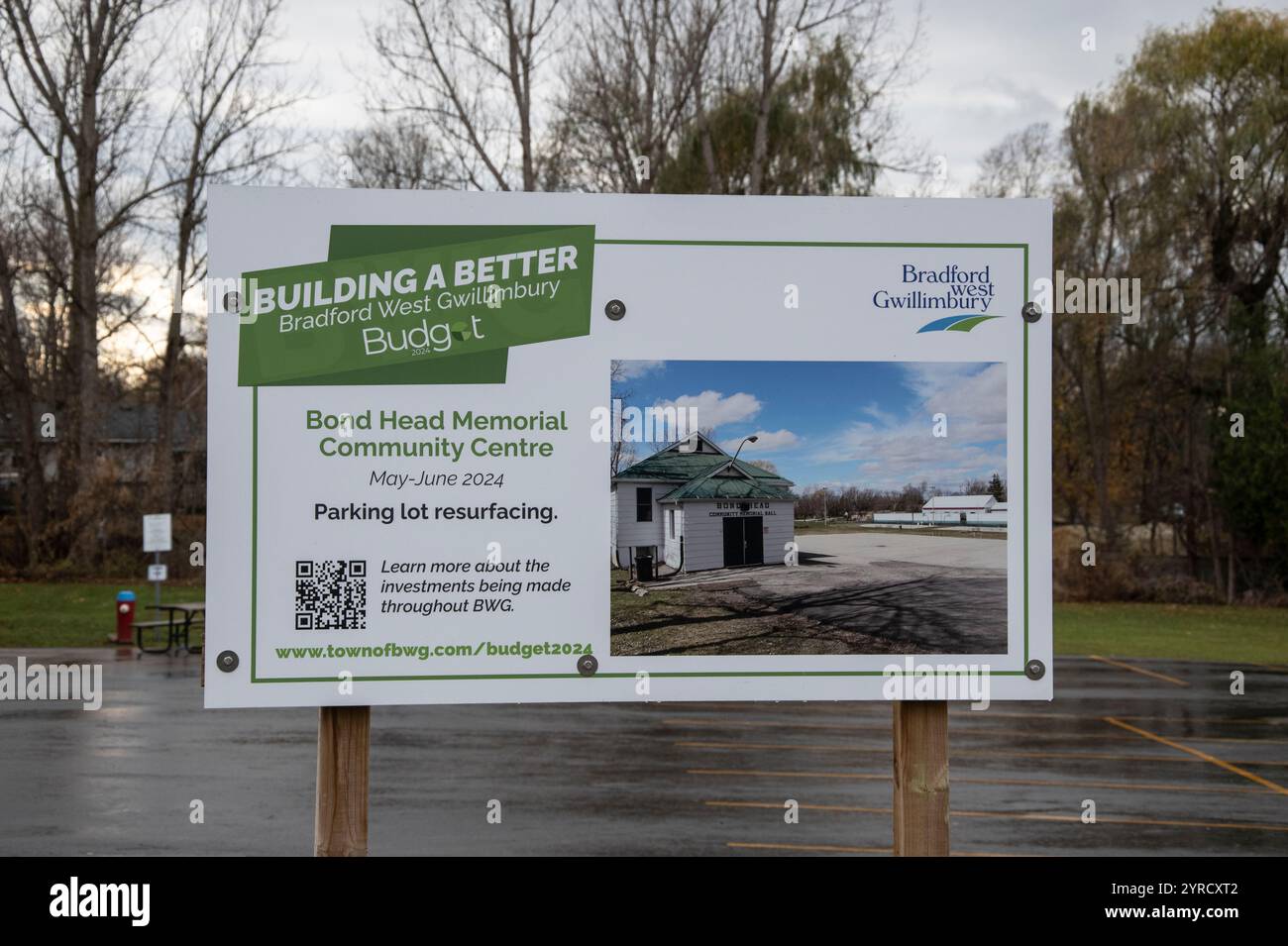 Costruire un cartello migliore presso la sala commemorativa della comunità sulla 27 a Bond Head, Ontario, Canada Foto Stock