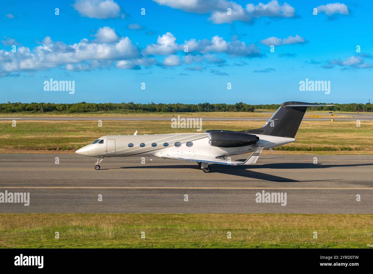 Un elegante jet privato sta prendendo in giro la pista dell'aeroporto di Punta Cana. Foto Stock