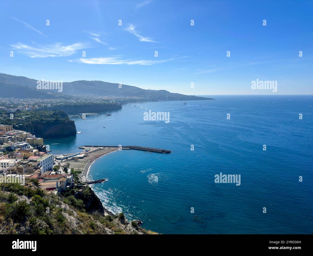 Attraverso la baia di Sorrento e la città. Costiera amalfitana, Campania, Italia - Immagine stock catturata con smartphone