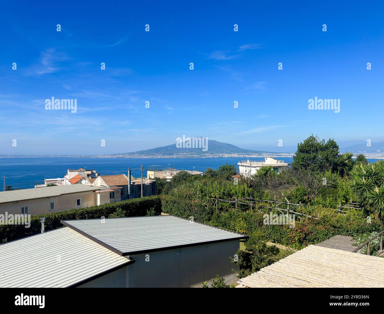 Il Vesuvio si affaccia sul Golfo di Napoli da Vico Equense - Immagine stock catturata con smartphone
