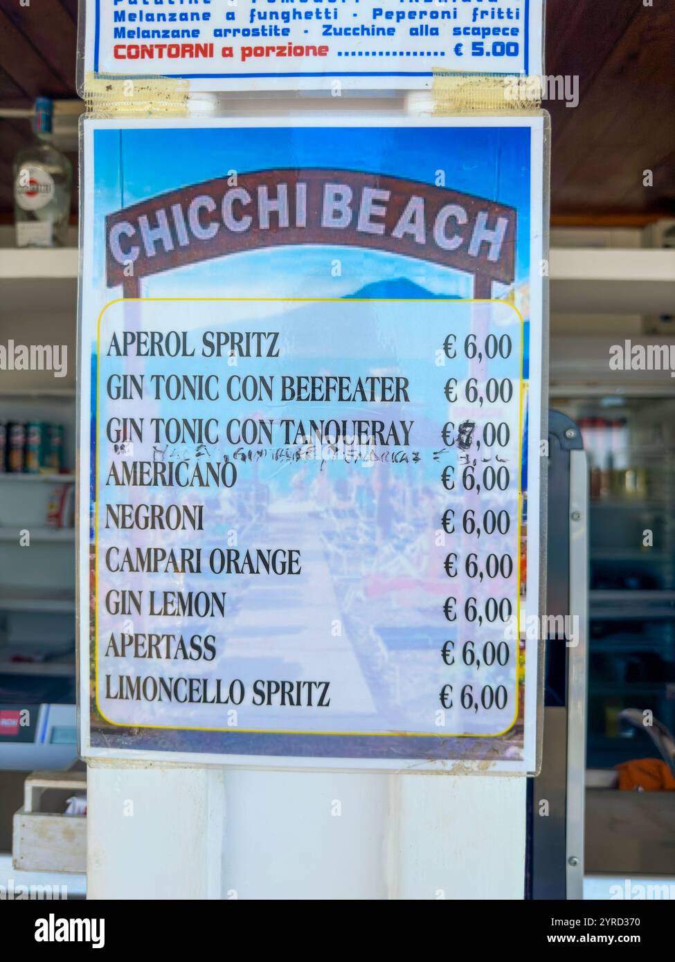 Menu' Cafe' presso Chicchi Beach, Vico Equense, Sorrento, Campania, Italia - Immagine stock catturata con smartphone