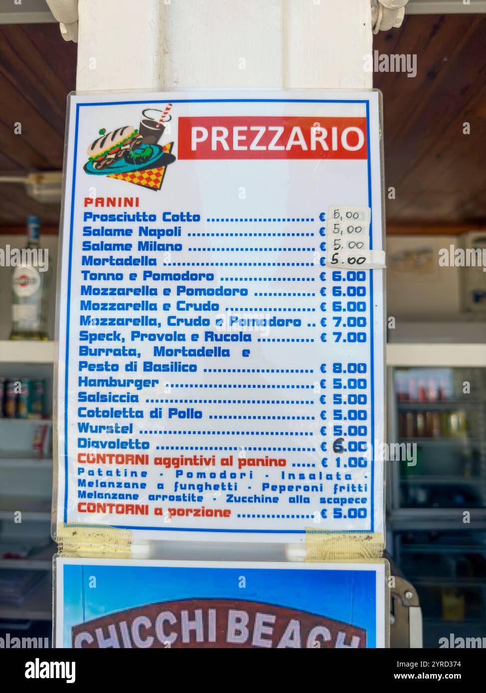 Menu' Cafe' presso Chicchi Beach, Vico Equense, Sorrento, Campania, Italia - Immagine stock catturata con smartphone