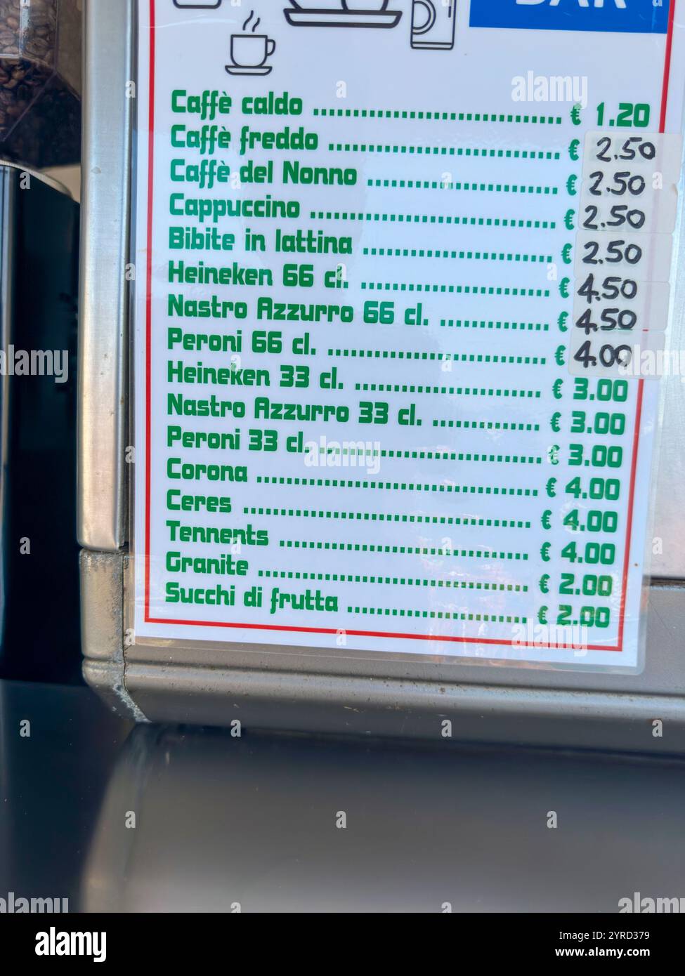 Menu' Cafe' presso Chicchi Beach, Vico Equense, Sorrento, Campania, Italia - Immagine stock catturata con smartphone