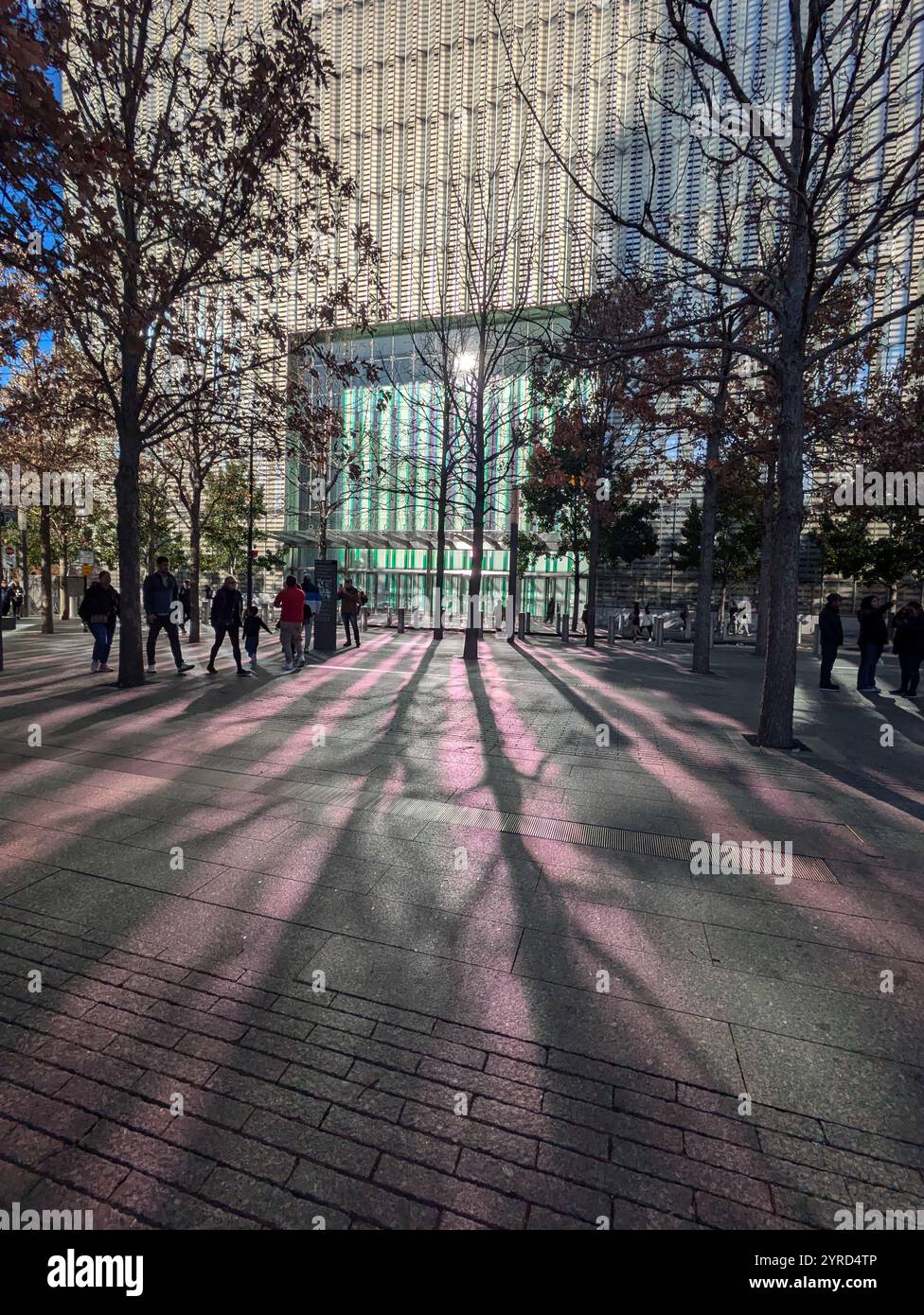 New York 9/11 Memorial Buildings - Immagine stock catturata con smartphone