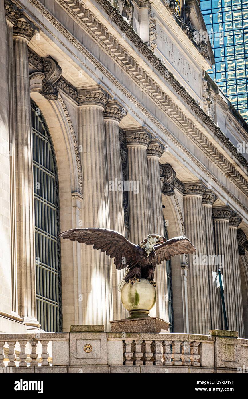 Statua dell'aquila di fronte al Grand Central Terminal, New York, Stati Uniti Foto Stock