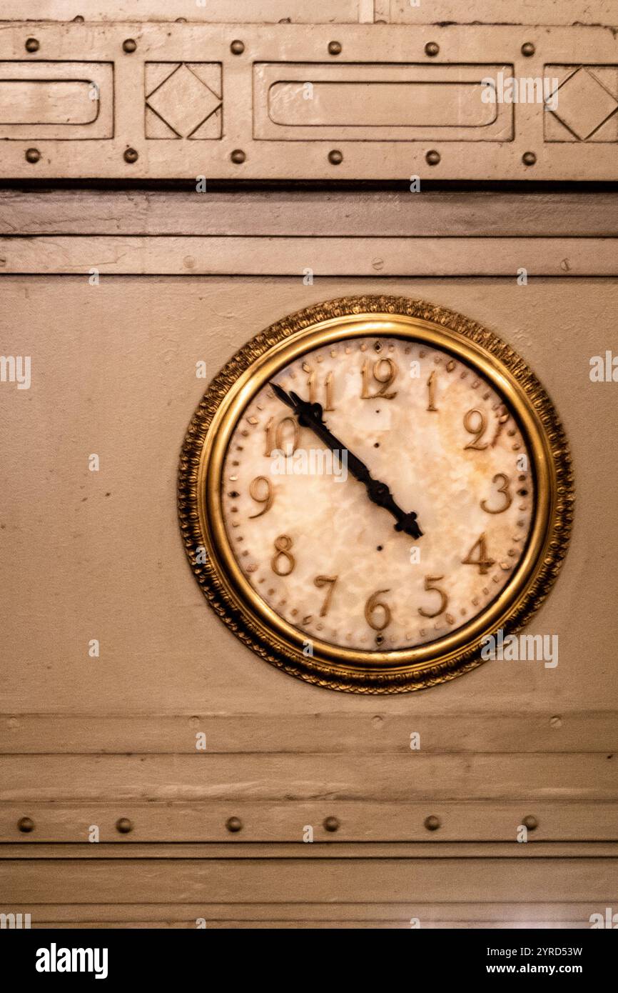 Orologio vecchio stile nel Grand Central Terminal, New York, New York, Stati Uniti Foto Stock