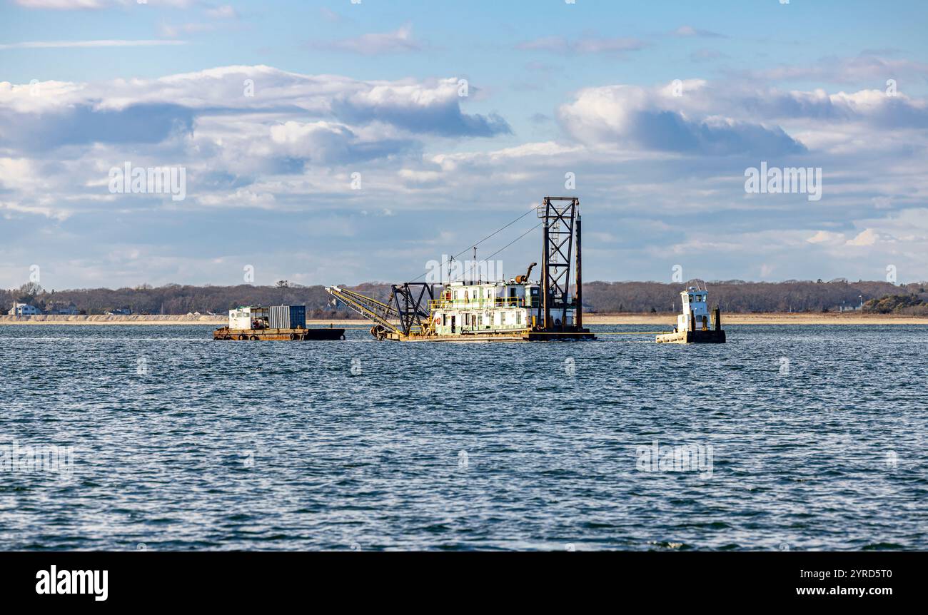 piccolo rimorchiatore, cora h tirando due chiatte con attrezzature da costruzione fuori shelter island, new york Foto Stock
