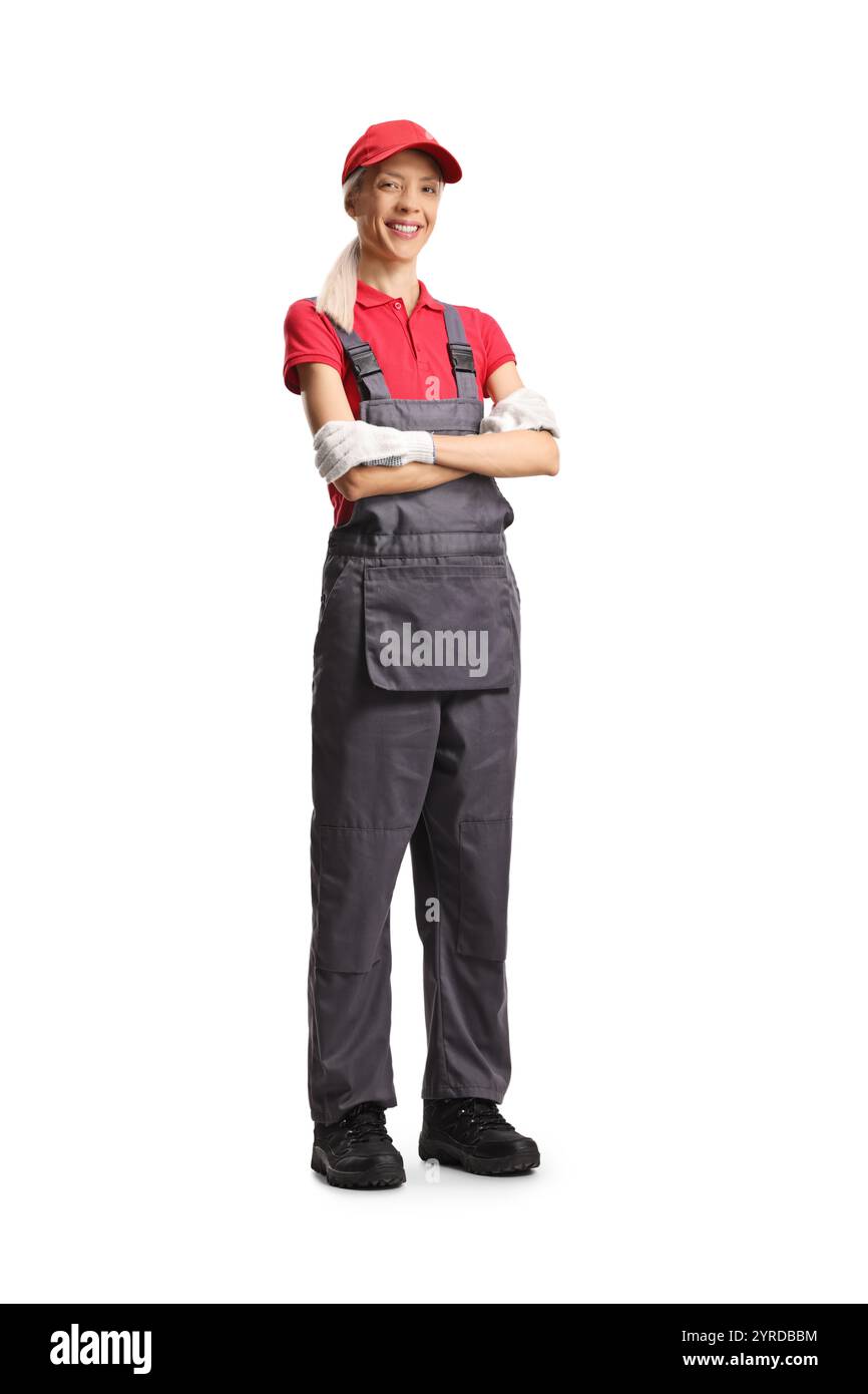 Lavoratrice con un berretto e pantaloni in tuta isolati su sfondo bianco Foto Stock