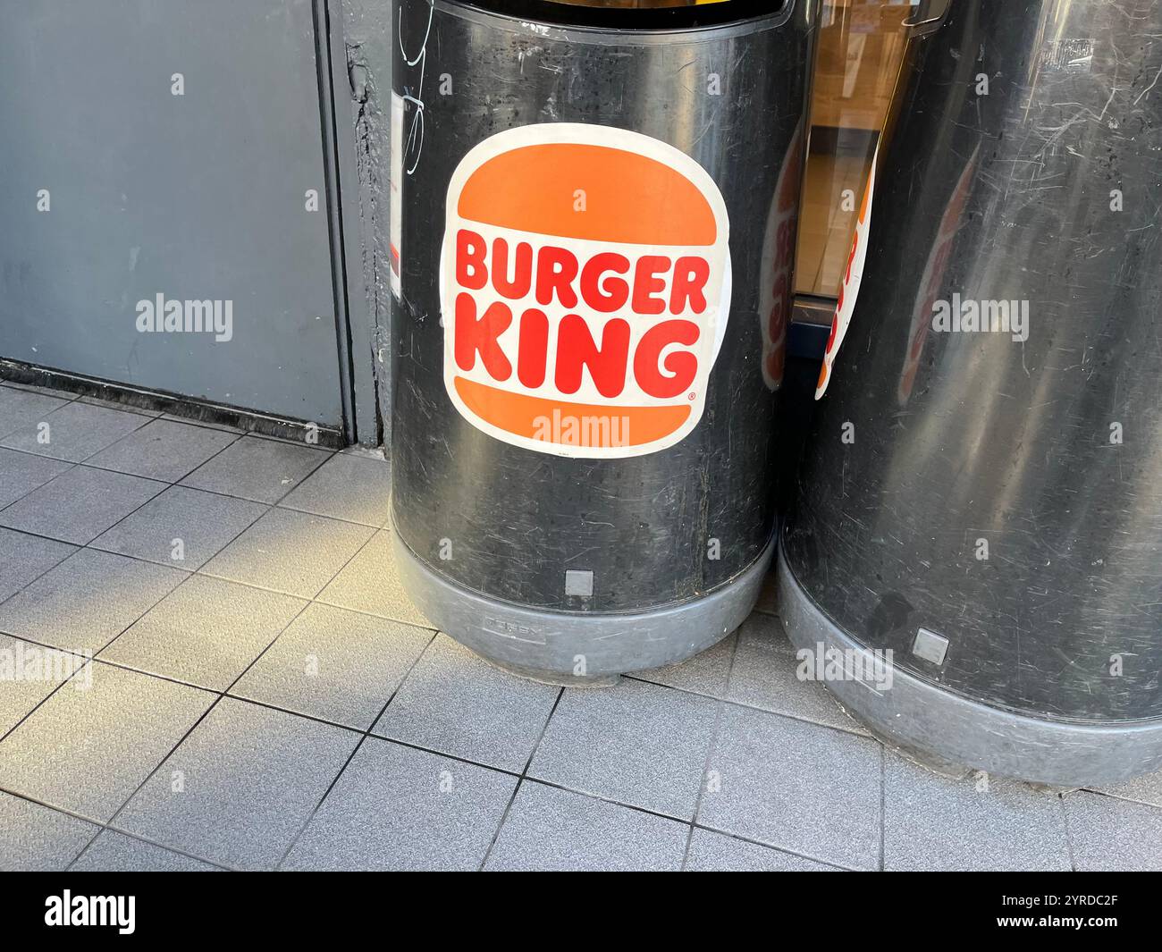 Burger King Bin fuori dal ristorante in St John Street. Cardiff, Galles, Regno Unito. 26 novembre 2024. - Immagine stock catturata con smartphone