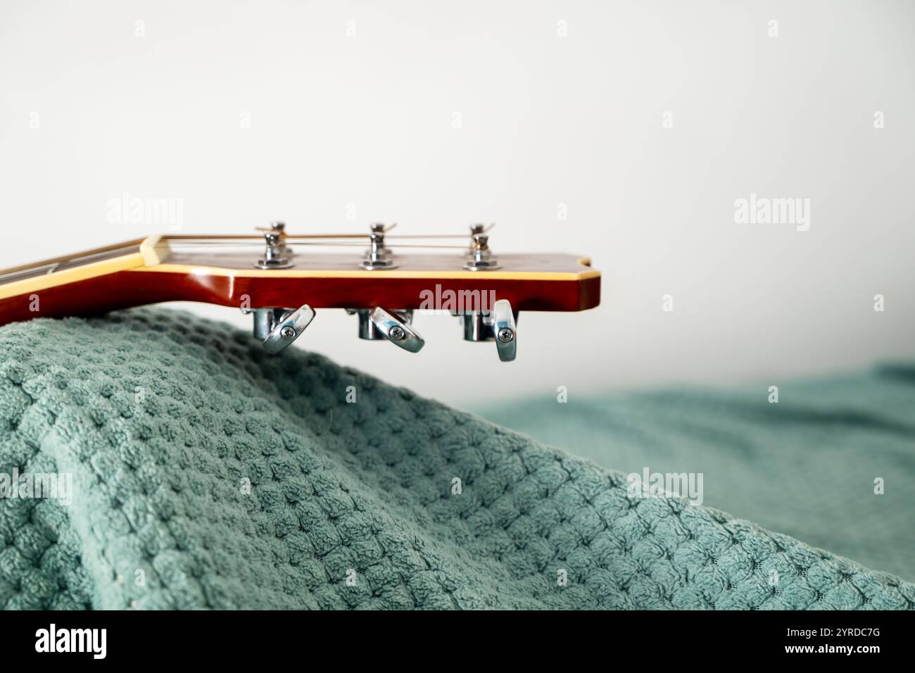 un primo piano di cuffie per chitarra acustica con teste di macchine pressofuse o piedini di sintonizzazione Foto Stock