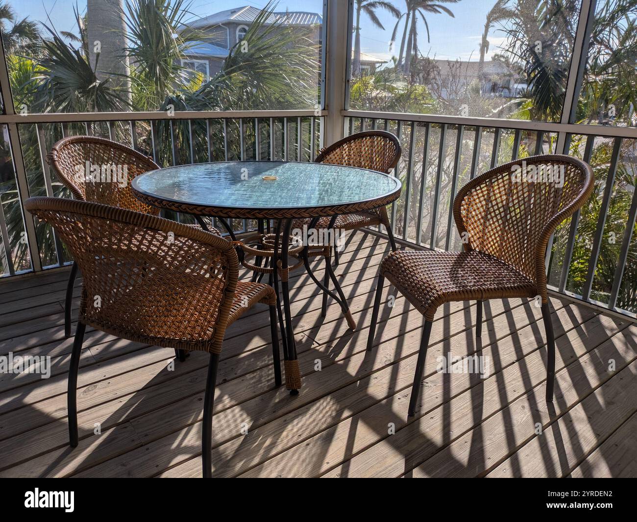 Luce mattutina su una terrazza in legno a Sarasota - Immagine stock catturata con smartphone