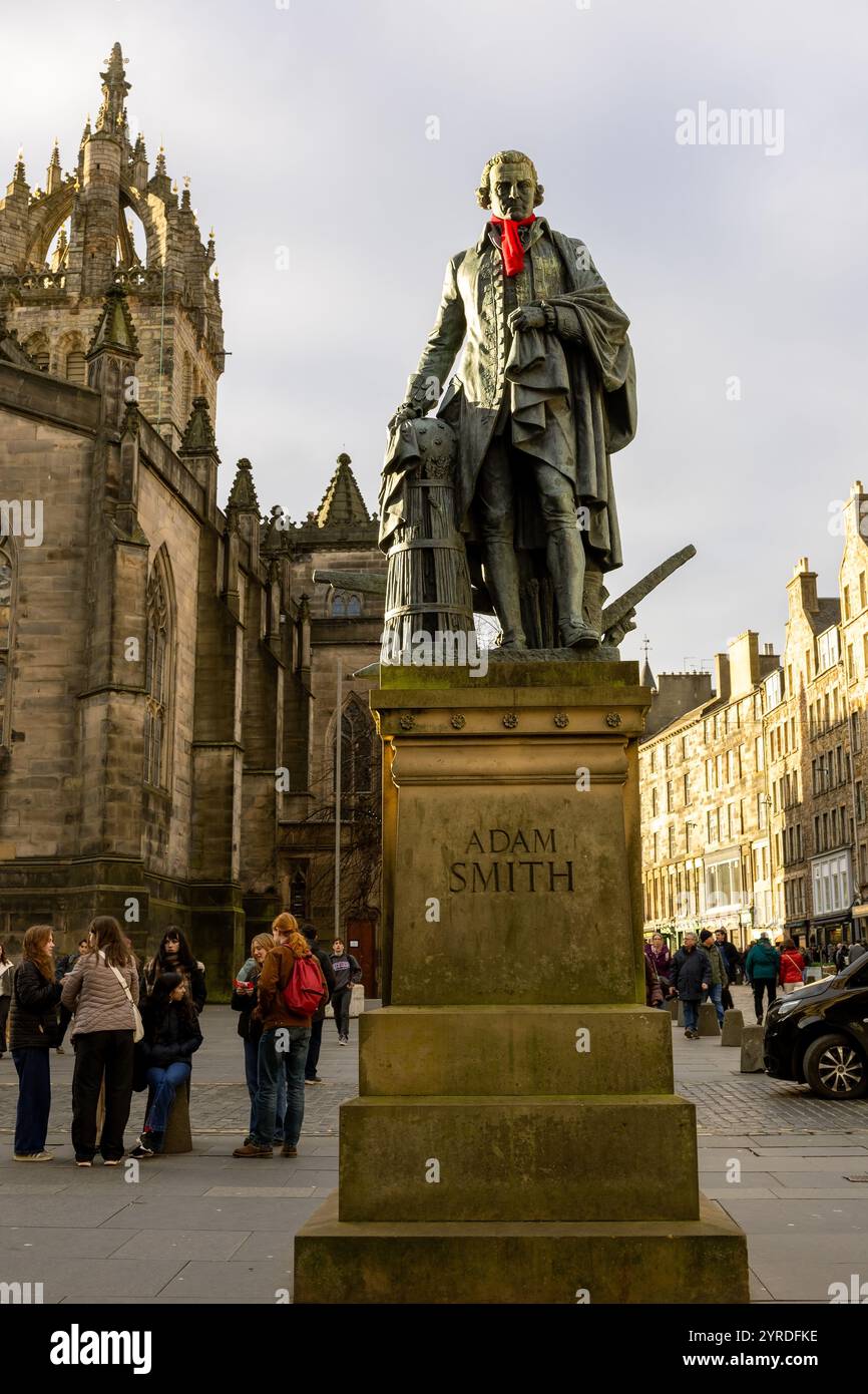 Statua di Adam Smith sul Royal Mile Edimburgo, Scozia, Regno Unito Foto Stock