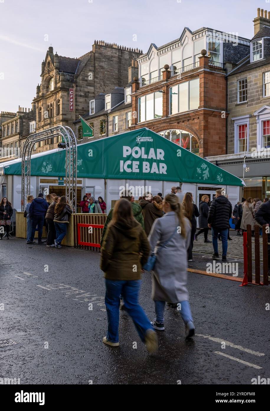 Polar Ice Bar è un pop-up bar unico con pareti di ghiaccio incise nel centro di Edimburgo, Scozia, Regno Unito Foto Stock