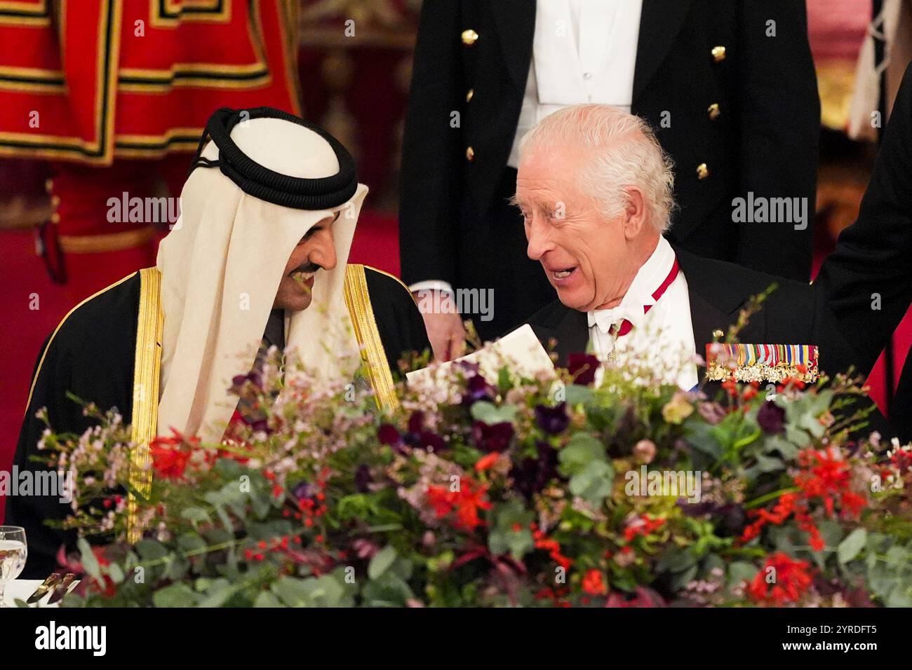 Re Carlo III con l'emiro del Qatar lo sceicco Tamim bin Hamad al Thani durante un banchetto di Stato a Buckingham Palace, Londra, durante la visita di stato nel Regno Unito dell'emiro del Qatar e della prima delle sue tre mogli. Data foto: Martedì 3 dicembre 2024. Foto Stock