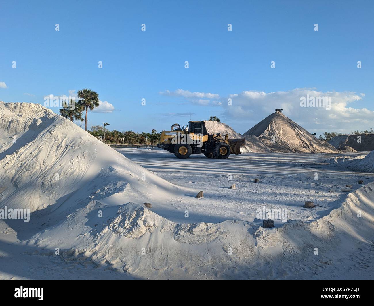 Pile di sabbia sulla spiaggia di Bradenton dopo la tempesta Foto Stock