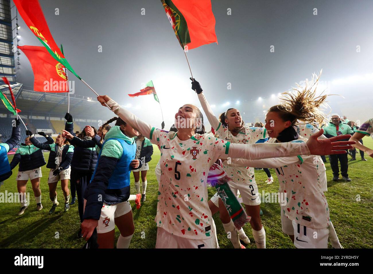 Cechia - AGC Arena Na Stínplice, 2024.12.03 UEFA Women's European Qualifiers 2025 Play-off Round 2 Cechia -Portugal v.l., Joana Marchão (Portogallo), Catarina Amado (Portogallo), Tatiana Pinto (Portogallo) jubeln/jubelt nach Spielende. Foto Stock