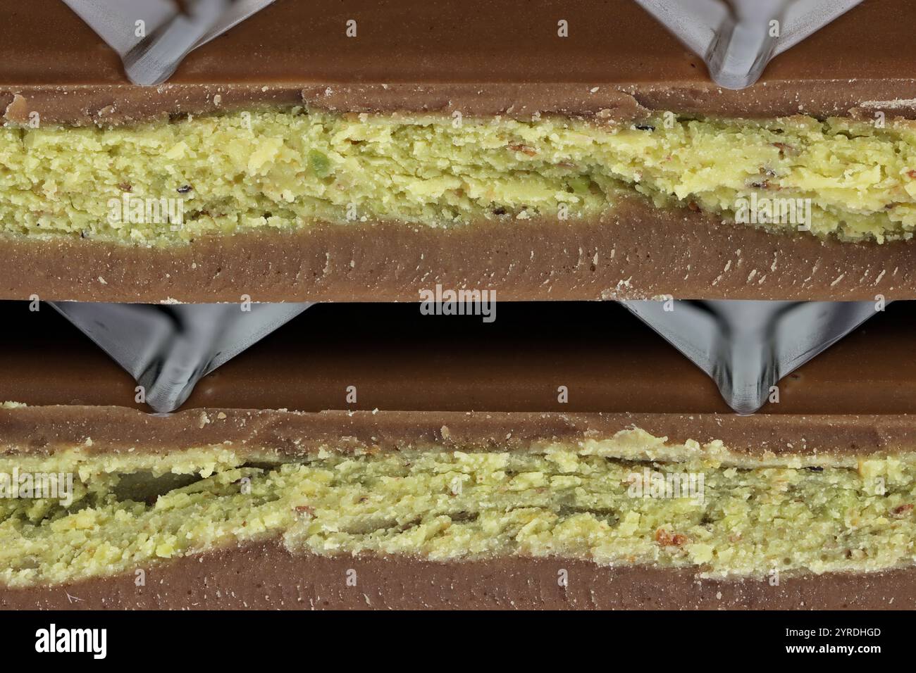 Due barrette di cioccolato di Dubai impilate l'una sull'altra Foto Stock