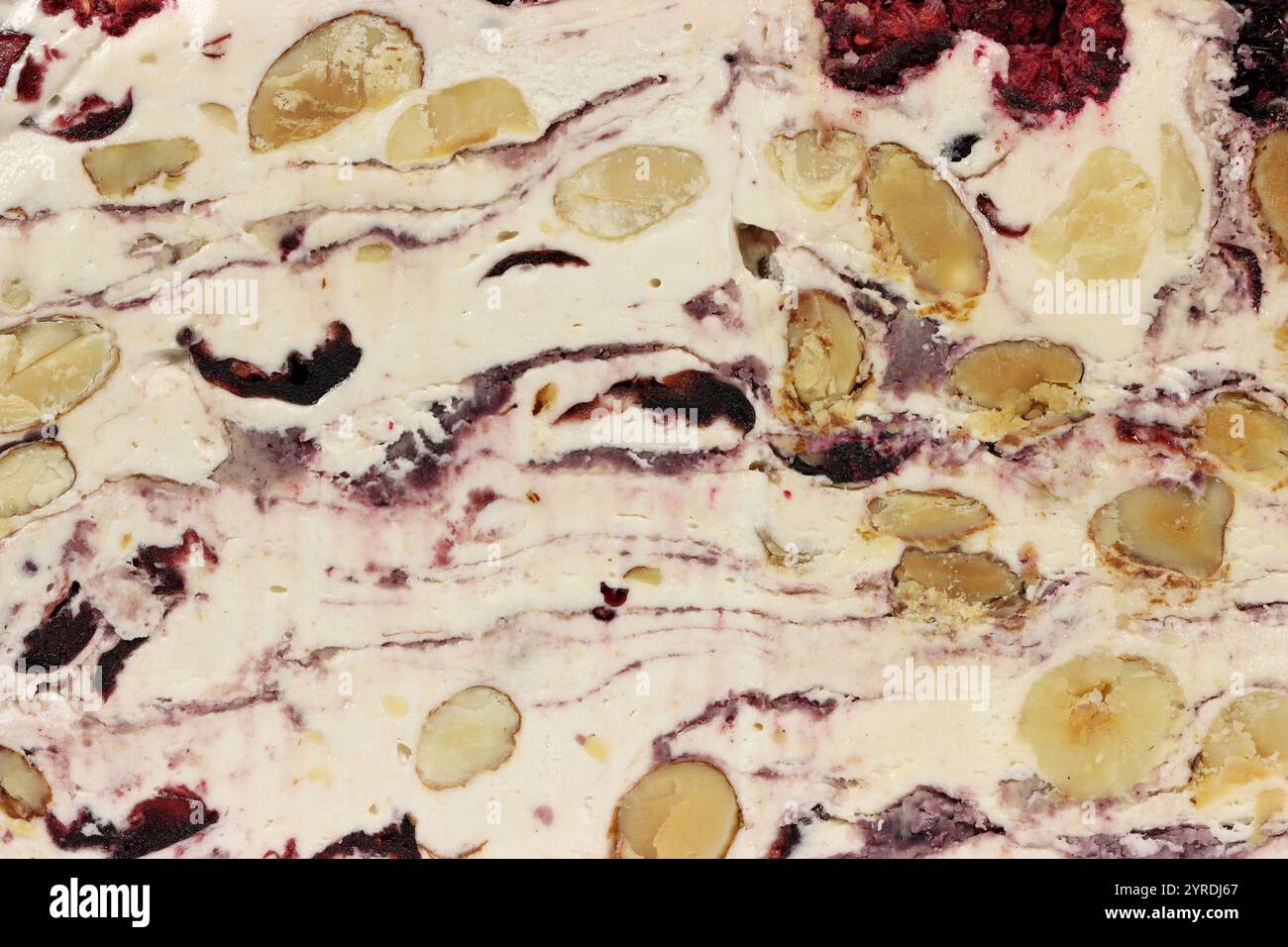 torrone bianco con frutti di bosco per uso su sfondo Foto Stock