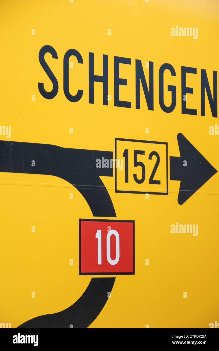 Entrando in un piccolo villaggio vinicolo in Lussemburgo sulla Mosella, il confine comprende i confini a tre punti di Germania, Francia, Lussemburgo, segnando la località di Sche Foto Stock