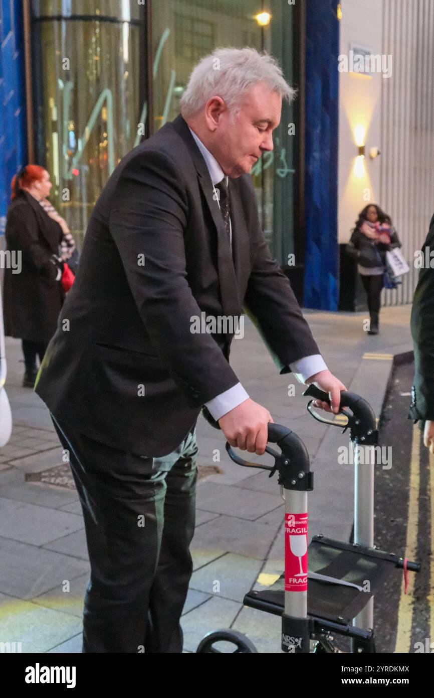 Londra, Regno Unito. 3 dicembre 2024. Il conduttore televisivo e radiofonico Eamonn Holmes lascia l'evento del pranzo di Natale Tric che si tiene al Londoner Hotel in Leicester Square. Credito: Fotografia dell'undicesima ora/Alamy Live News Foto Stock