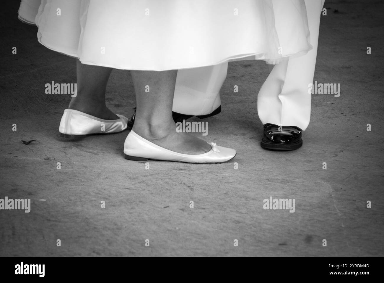 Primo piano di scarpe da ballo da sposa in bianco e nero Foto Stock