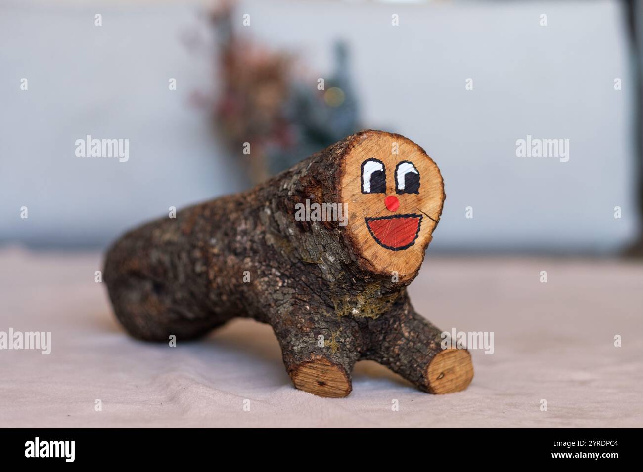 Tió de Nadal, una tradizione natalizia catalana: I bambini se ne prendono cura fino alla vigilia di Natale, quindi toccalo per ricevere dolci e regali. Un simbolo unico di vacanza Foto Stock