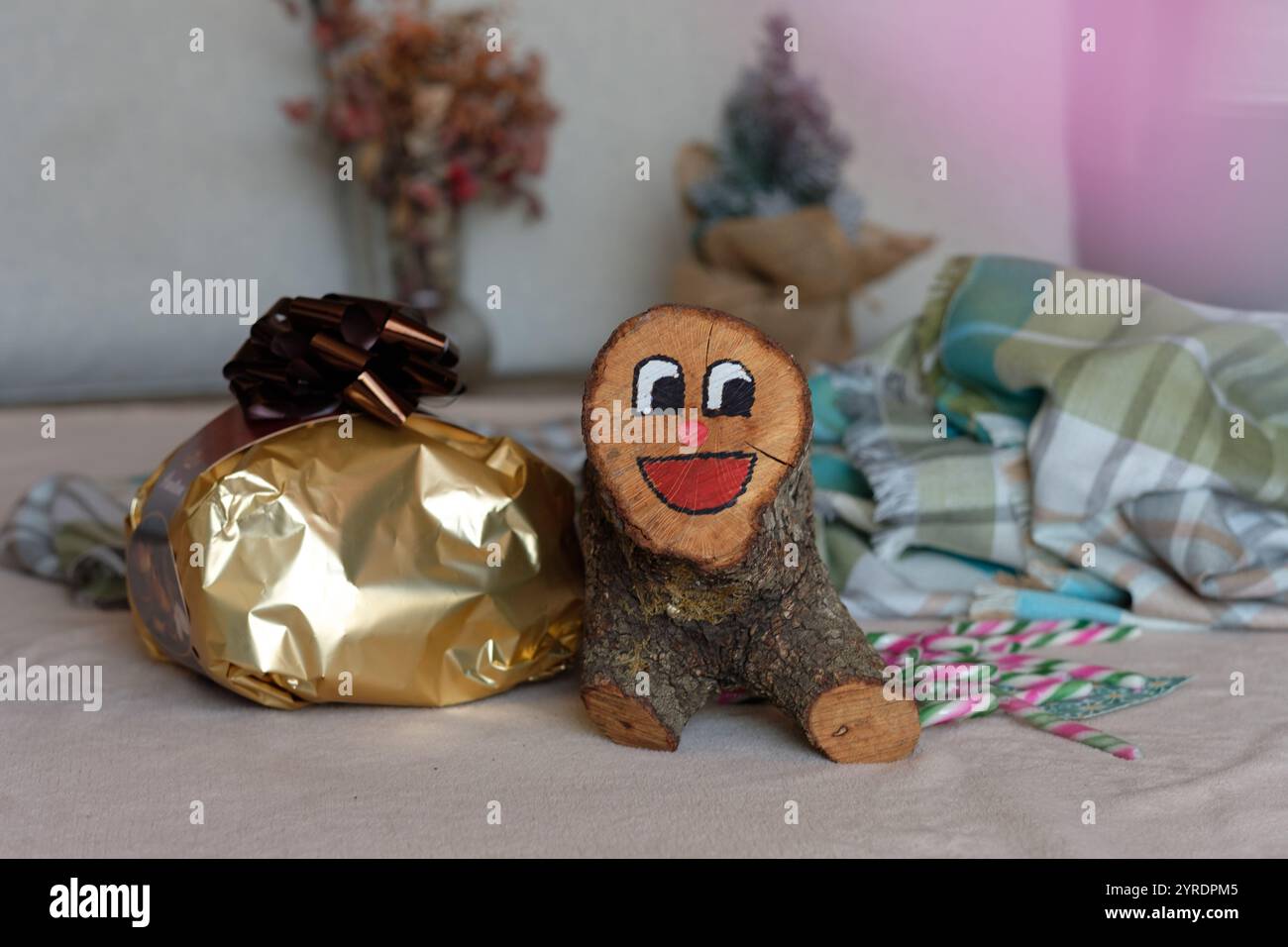 Tió de Nadal, una tradizione natalizia catalana: I bambini se ne prendono cura fino alla vigilia di Natale, quindi toccalo per ricevere dolci e regali. Un simbolo unico di vacanza Foto Stock