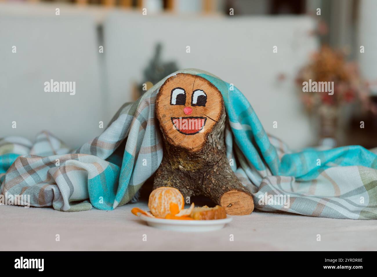 Tió de Nadal, una tradizione natalizia catalana: I bambini se ne prendono cura fino alla vigilia di Natale, quindi toccalo per ricevere dolci e regali. Un simbolo unico di vacanza Foto Stock