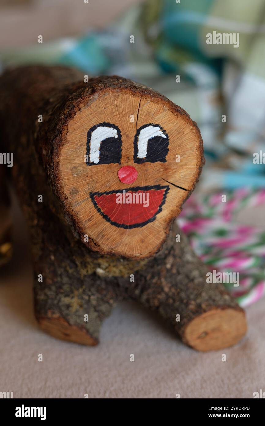 Tió de Nadal, una tradizione natalizia catalana: I bambini se ne prendono cura fino alla vigilia di Natale, quindi toccalo per ricevere dolci e regali. Un simbolo unico di vacanza Foto Stock