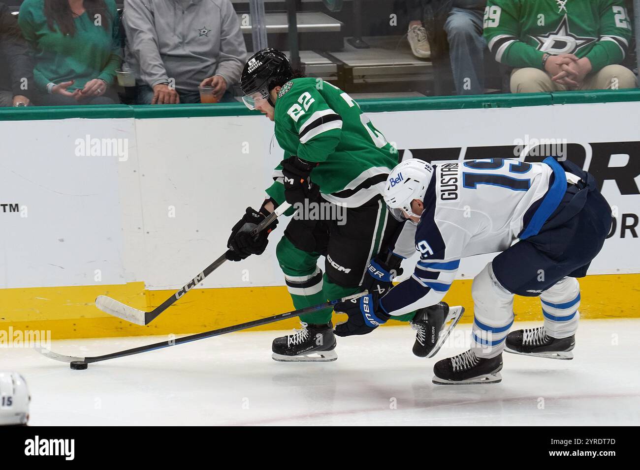 Dallas, Texas, Stati Uniti. 1 dicembre 2024. Mavrik Bourque n. 22 dei Dallas Stars e David Gustafsson n. 19 dei Winnipeg Jets si battono per il controllo del puck durante la partita della stagione regolare della National Hockey League all'American Airlines Center. Punteggio finale Dallas Stars 3-1 Winnipeg Jets. Il 1° dicembre 2024 a Dallas, Texas, Stati Uniti. (Credit Image: © Javier Vicencio/eyepix via ZUMA Press Wire) SOLO PER USO EDITORIALE! Non per USO commerciale! Foto Stock