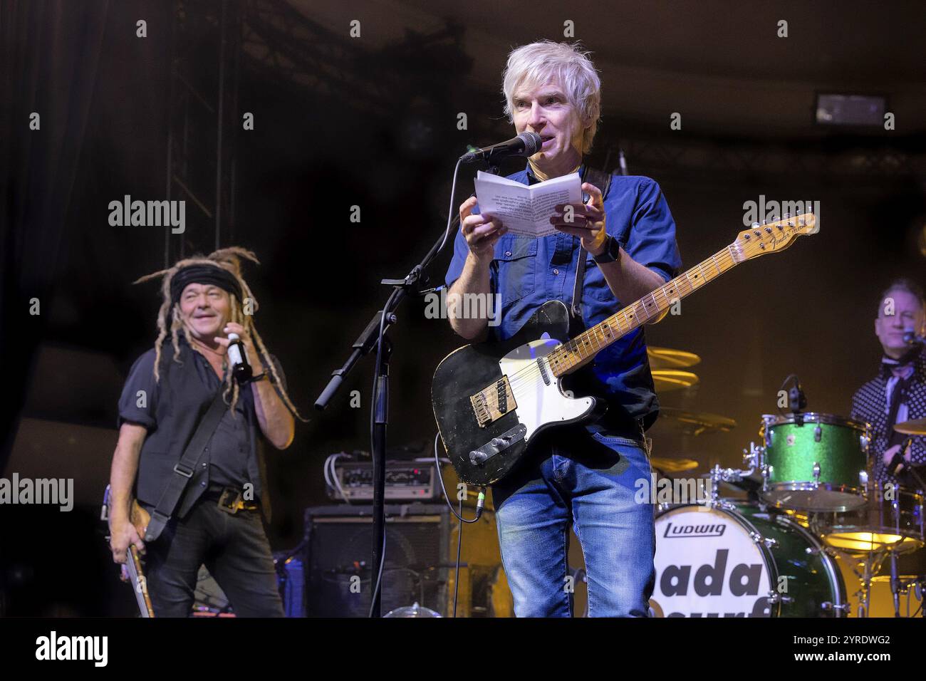 NADA SURF, indie band, USA, Daniel Lorca e Matthew Caws, da sinistra, Moon Mirror Tour 2024, concerto, 2 dicembre 2024 al Metropol, Berlino, Germania Foto Stock