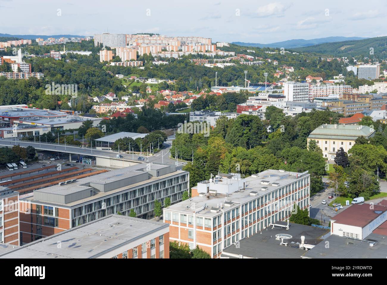 Vista dall'alto su una città circondata da colline con molti edifici residenziali e commerciali, vista dal Mrakodrap di Batuv, grattacielo di Batas sopra il c Foto Stock