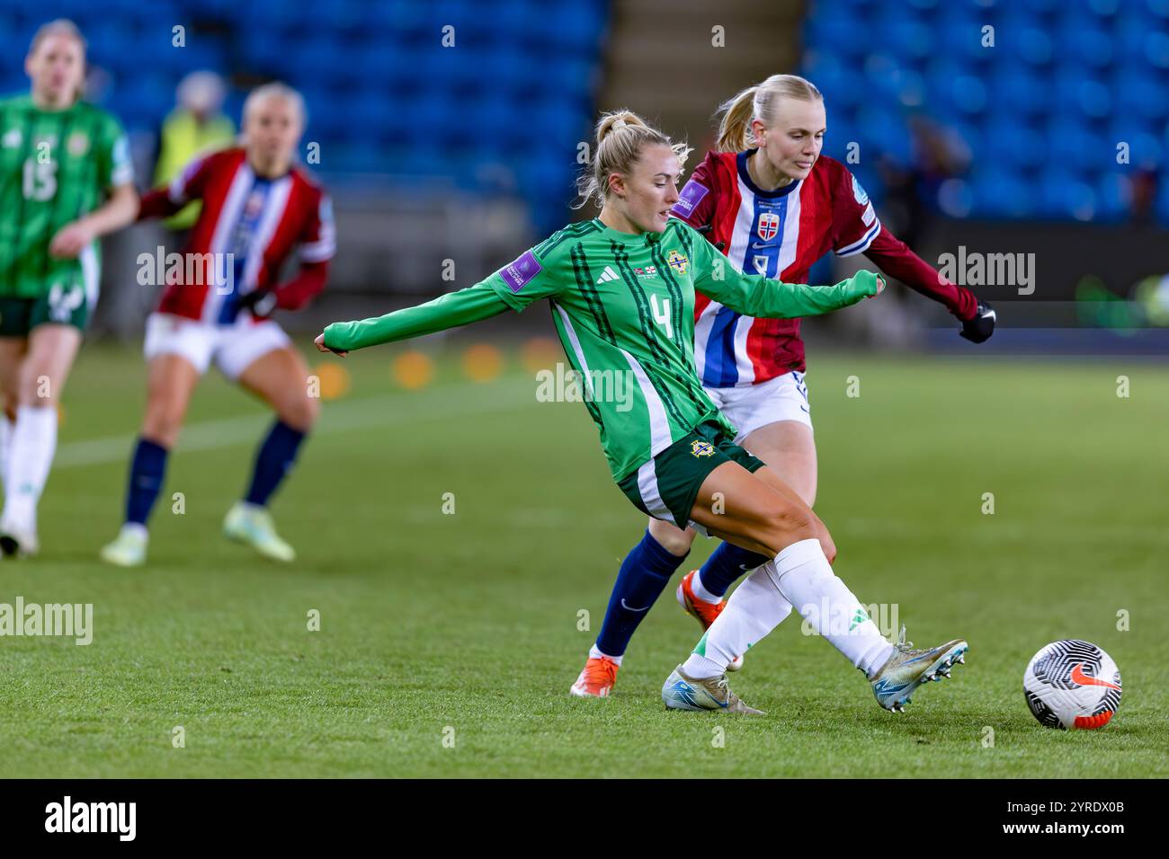 Oslo, Norvegia 3 dicembre 2024 Lauren Wade dell'Irlanda del Nord e Reading FC controlla la palla durante i play-off delle qualificazioni ai Campionati europei di calcio 2 tra le donne norvegesi e le donne dell'Irlanda del Nord all'Ullevaal Stadion di Oslo, Norvegia crediti: Nigel Waldron/Alamy Live News Foto Stock Oslo, Norvegia 3 dicembre 2024 Lauren Wade dell'Irlanda del Nord e Reading FC controlla la palla durante i play-off delle qualificazioni ai Campionati europei di calcio 2 tra le donne norvegesi e le donne dell'Irlanda del Nord all'Ullevaal Stadion di Oslo, Norvegia crediti: Nigel Waldron/Alamy Live News Foto Stock