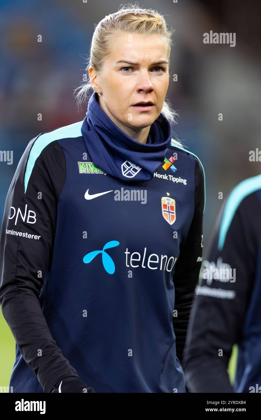 Oslo, Norvegia 3 dicembre 2024 Ada Hegerberg di Norvegia e Olympique Lyonnais Feminin Warm Up sessione di allenamento prima dei play-off per le qualificazioni al Campionato europeo Round 2 tra le donne norvegesi e le donne dell'Irlanda del Nord all'Ullevaal Stadion di Oslo, Norvegia crediti: Nigel Waldron/Alamy Live News Foto Stock