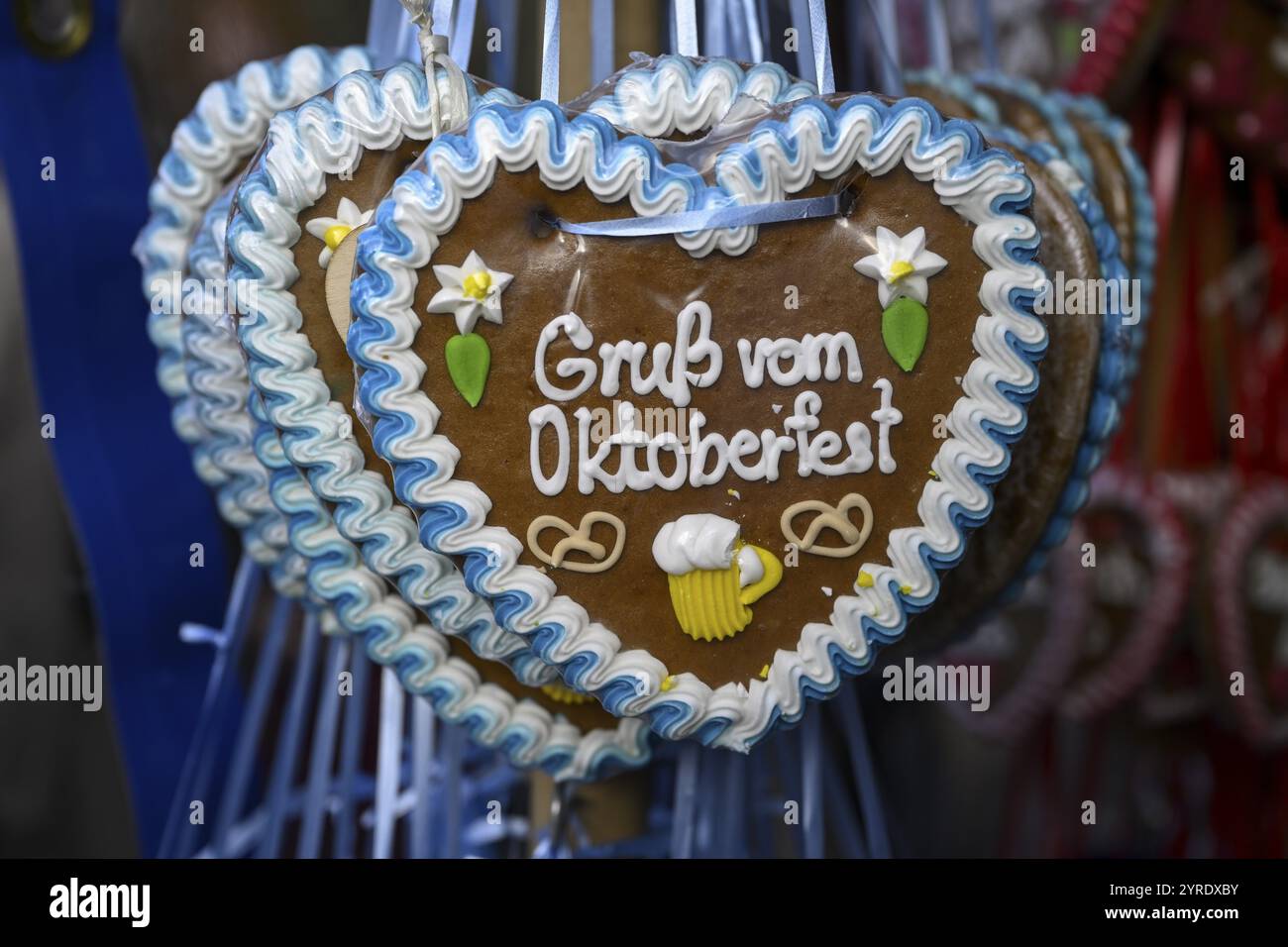 Gingerbread Hearts in uno stand di caramelle all'Oktoberfest, Monaco, Baviera, Germania, Europa Foto Stock