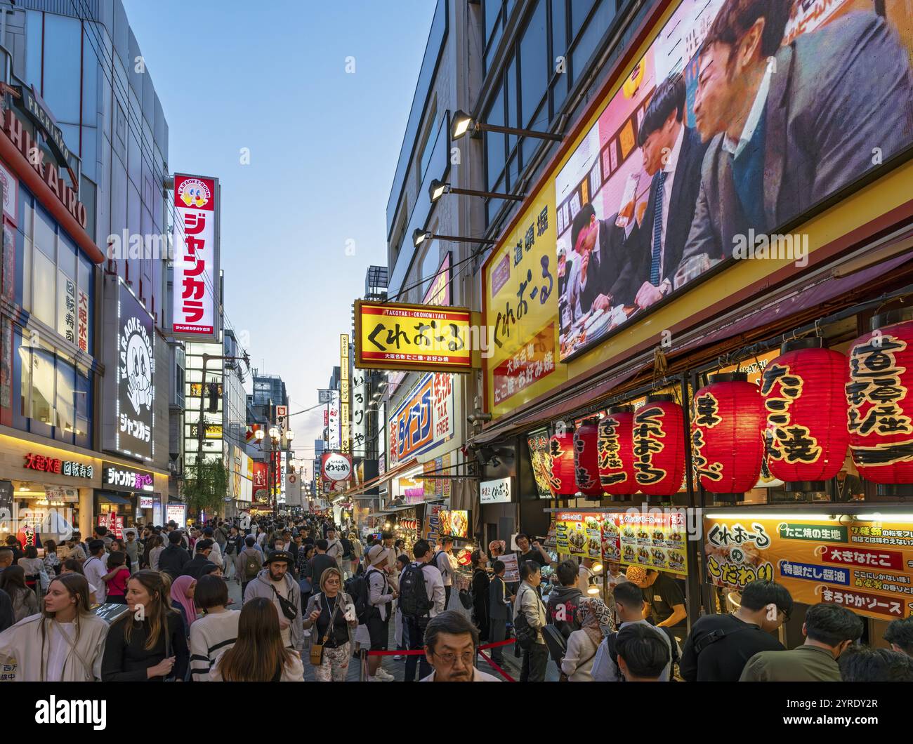 Strada notturna con luci al neon e insegne illuminate, quartiere Dotonbori, Osaka, Giappone, Asia Foto Stock