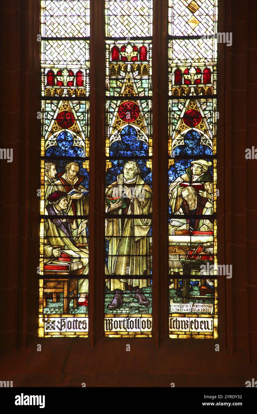 Colorata finestra della chiesa con Martin Lutero di otto Linnemann 1918 con citazione Lutero del 1521, la parola di Dio dovrebbe galleggiare, galleggiare, decollare, figure, inte Foto Stock
