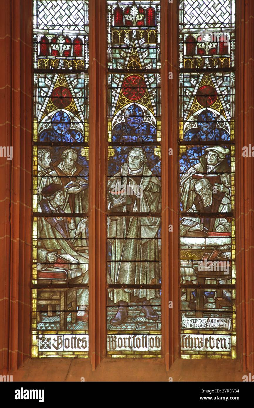 Colorata finestra della chiesa con Martin Lutero di otto Linnemann 1918 con citazione Lutero del 1521, la parola di Dio dovrebbe galleggiare, galleggiare, decollare, figure, inte Foto Stock